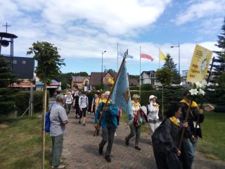 i po krótkiej chwili już widać tył pielgrzymki